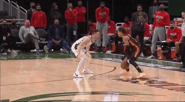 “鹿怒症”！雄鹿半场打花老鹰 强势回应抖肩吹扬